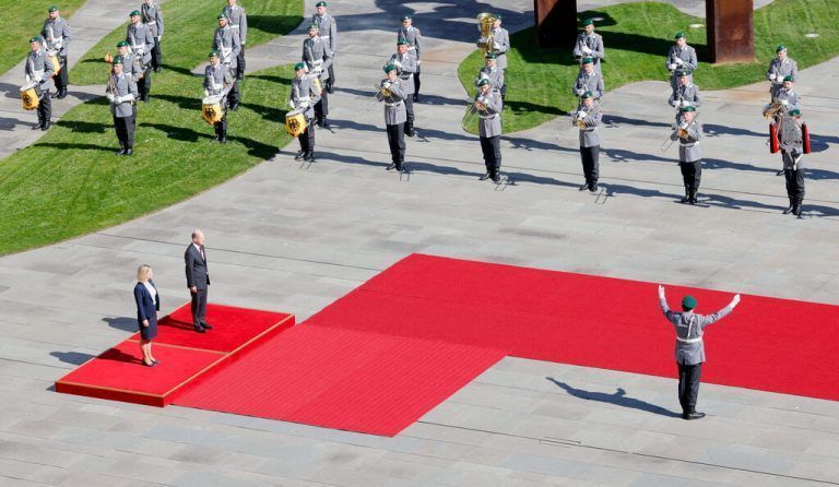 Der deutsche Bundeskanzler Olaf Scholz hat Schwedens Premierministerin Magdalena Andersson mit militärischen Ehren empfangen. REUTERS
