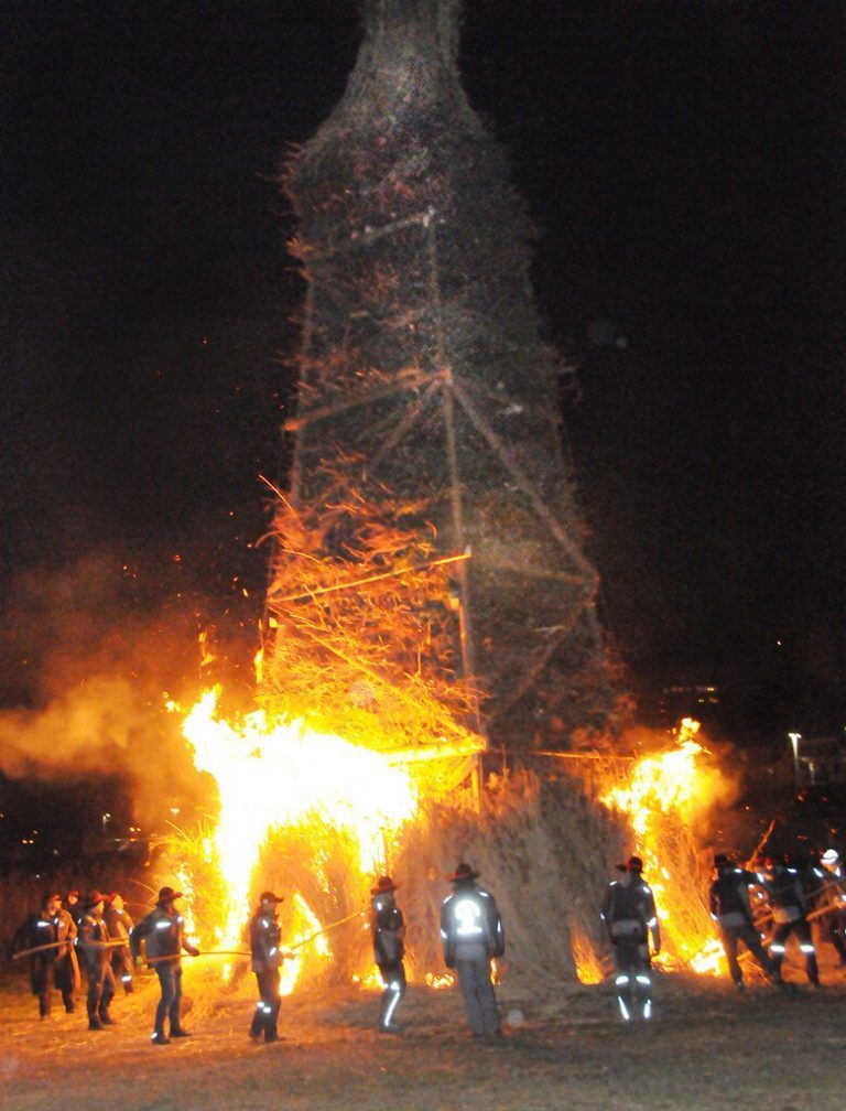 Der Funken im Rheinvorland wird in Brand gesteckt. AJK/3