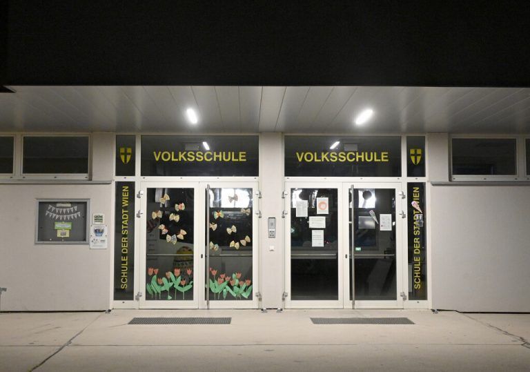 Der Haupteingang der Schule, in welcher der 46-Jährige getötet wurde. apa