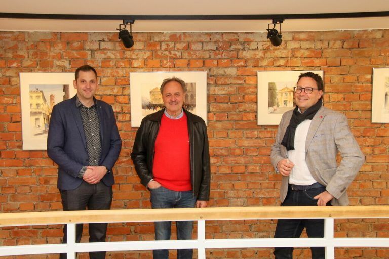 Der Hörbranzer Bürgermeister Andreas Kresser, Künstler Gerhard Mangold und Vizebürgermeister Stefan Fischnaller (v. l.). <span class="copyright">chf/3</span>
