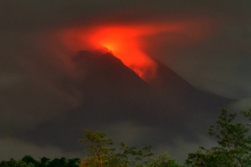 Hunderte auf der Flucht  &#8211; Vulkan Merapi spuckt Lava und Asche
