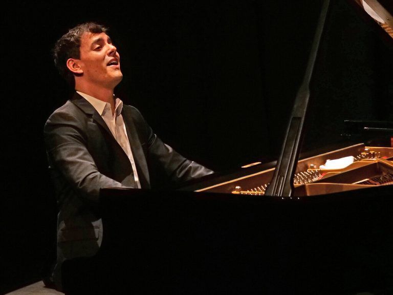 Der international erfolgreiche Pianist Aaron Pilsan begeisterte die Zuhörer in Friedrichs­hafen. Helmut Voith