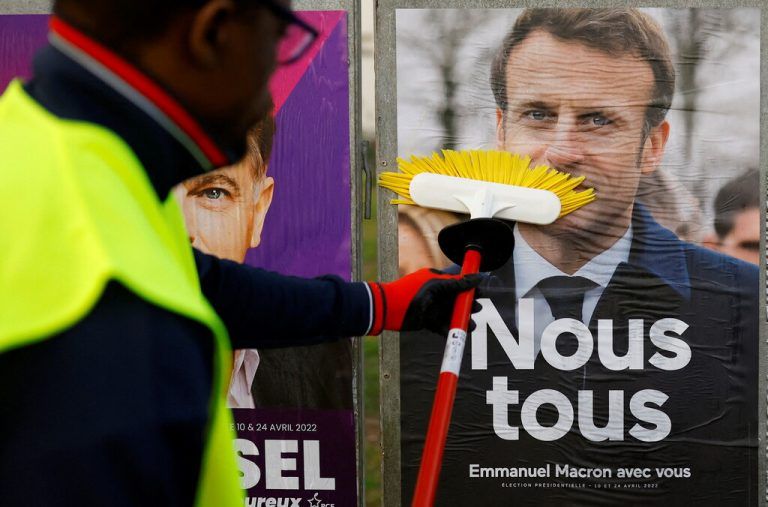 Der Präsidentschaftswahlkampf in Frankreich läuft an: Amtsinhaber Emmanuel Macron wird auf einen Posterständer tapeziert. REUTERS