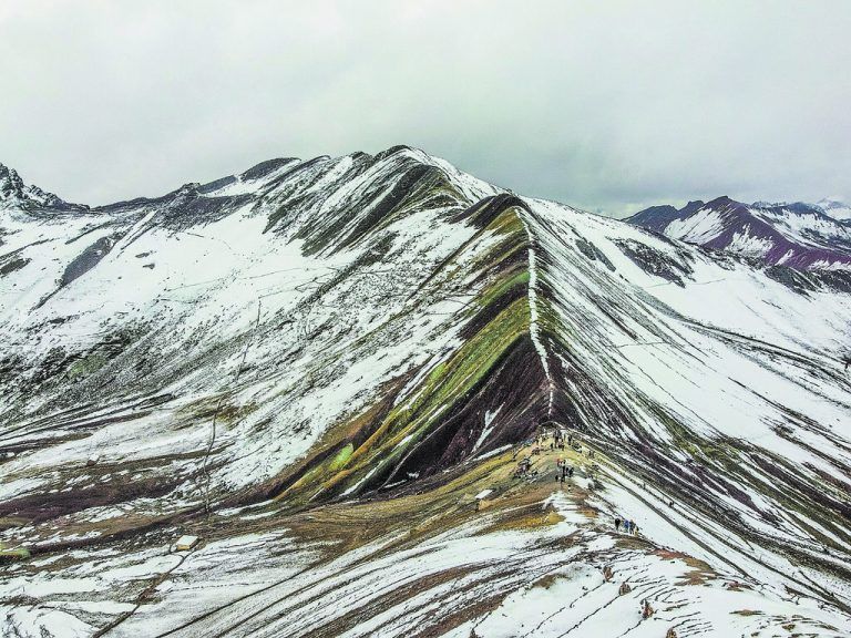 Der Rainbow Mountain verdankt seinen Namen den sieben Farben, in denen er leuchtet, wenn nicht gerade Schnee liegt. Beate Rhomberg (6)