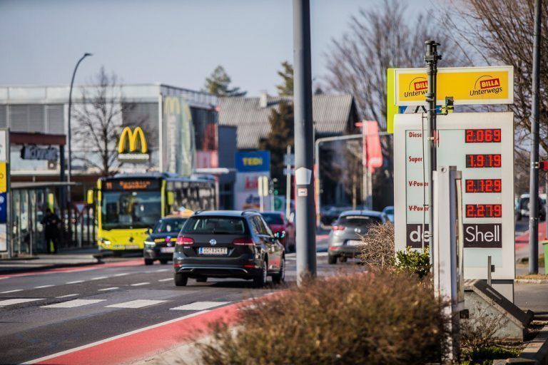 Die Spritpreise liegen den Autofahrern schwer in der Geldbörse. Die Bundeswettbewerbsbehörde untersucht nun die Preisgestaltung.VN/Steurer