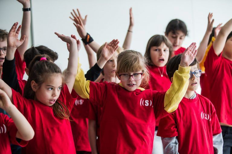 Der Superar-Chor der Volksschule Augasse machte Lust auf das Programm. VN/Steurer