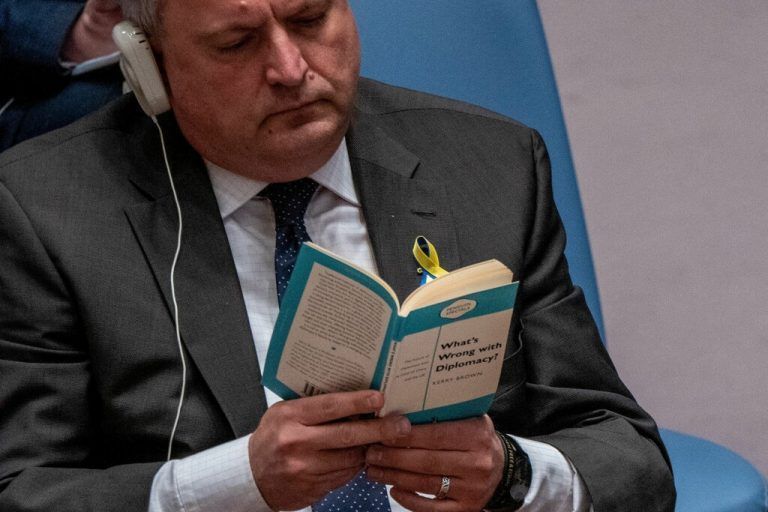 Der ukrainische UN-Botschafter Serhij Kyslytsya liest während der Rede des russischen Kollegen What’s Wrong with Diplomacy? RTS