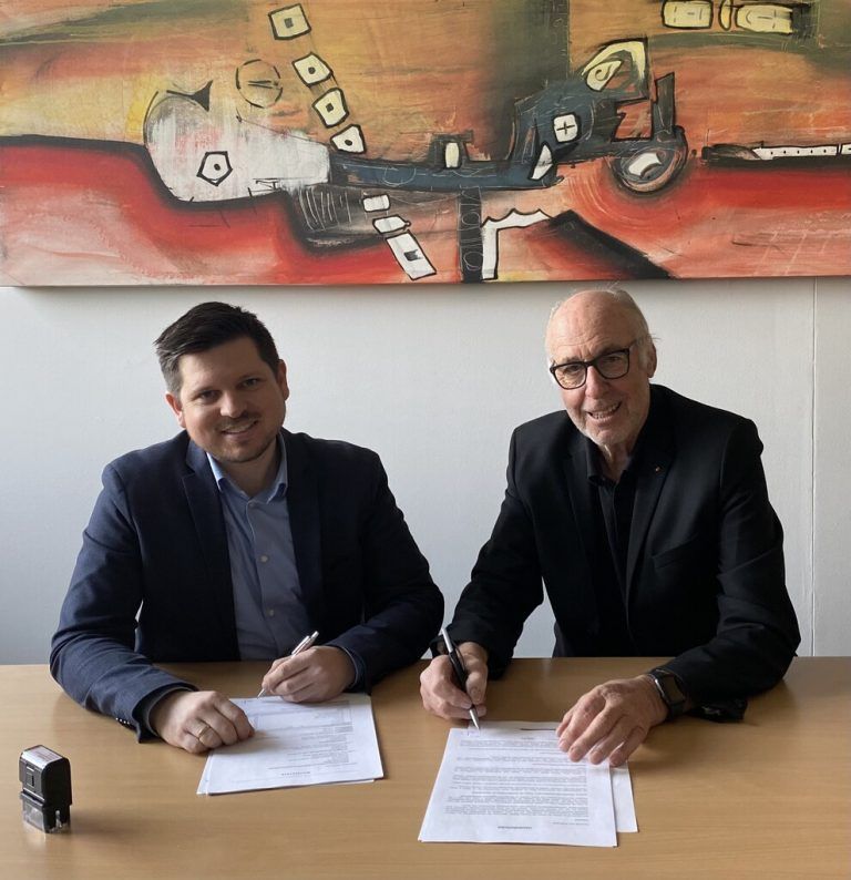 DI Samuel Kegele und Dr. Elmar Marent bei der Vertragsunterzeichnung.