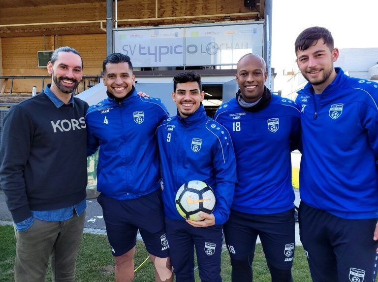 <p class="caption">Die Brasilianer Átila Araujo Prado, Alexandre de Barros Junior und Ygor Vieira mit Kapitän Fabio Feldkircher und Trainer Rifat Sen (links). <span class="copyright">bms</span></p><p class="caption"/>
