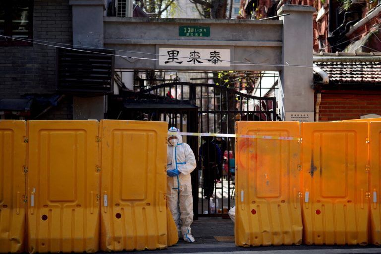 Die chinesischen Behörden haben die Wirtschaftsmetropole Shanghai angesichts rekordhoher Coronazahlen in den Lockdown geschickt. Die Autoproduktion wurde angehalten, geplante Börsengänge gestoppt. RTS