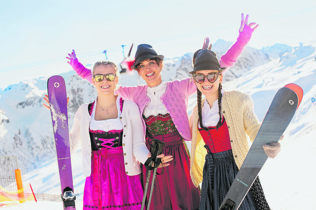In Dirndl und Lederhose auf die Skipiste