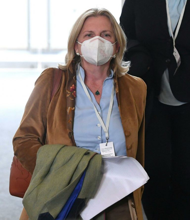 Die frühere Ministerin Kneissl will bei Rosneft bleiben. APA/Fohringer