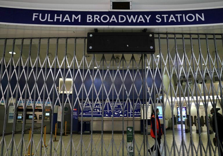 Die Londoner U-Bahnstation Fulham Broadway ist geschlossen. Mitarbeiter streiken für den Erhalt von Arbeitsplätzen und ihre Renten. AP