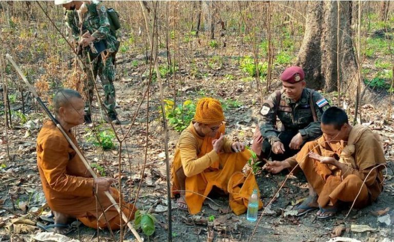 Die Mönche wurden von Einsatzkräften im Wald entdeckt.Screenshot