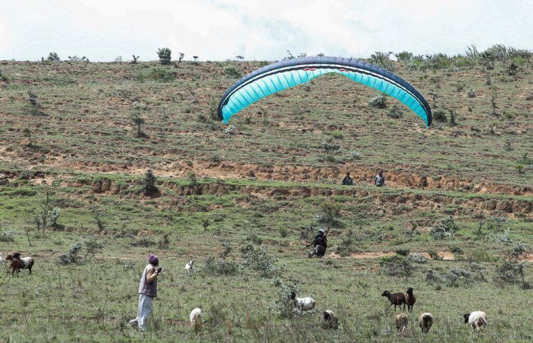 Die Paragliderin Nyambura Kariuki landet in einem Feld nahe der Kijabe Hills im kenianischen Nyandarua County. Reuters