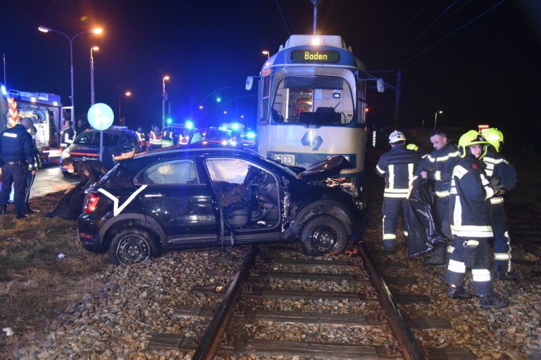 Die Pkw-Lenkerin wollte die Gleise trotz Rotlichts überqueren. APA