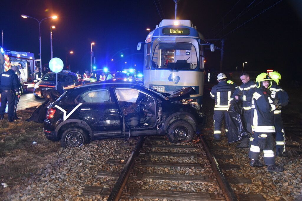 Pkw kollidiert mit Badner Bahn: Eine Tote in Traiskirchen