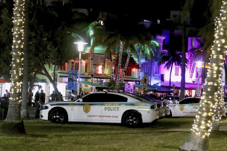 Die Polizei zeigt in Miami Beach Präsenz: Mindestens fünf Menschen wurden seit Beginn der „Spring Break“ durch Schüsse verletzt, zudem wurden neun Polizisten verletzt. AP