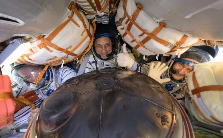 Die Raumfahrer haben mit einer russischen Sojus-Raumkapsel von der ISS abgedockt. 