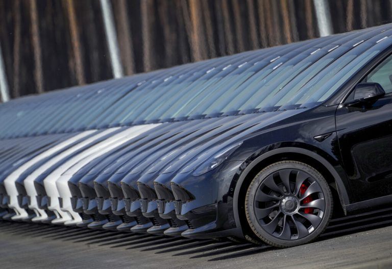 Die Tesla Gigafactory Berlin-Brandenburg soll in nächster Zeit öffnen. Die ersten Autos stehen schon zur Auslieferung an die Kunden parat. AP