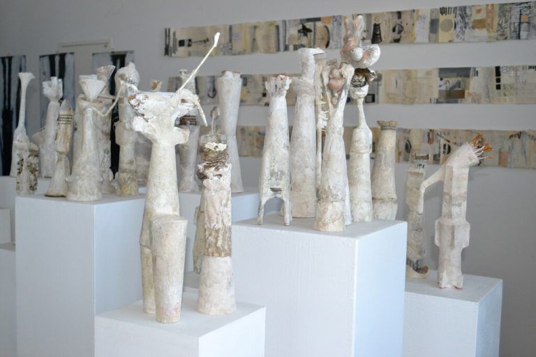Die Vernissage der Ausstellung „Zwischen dir und mir“ von Heidi Comploj findet am 29. April statt, die Ausstellung ist sodann bis zum 24. Mai zu sehen.BI