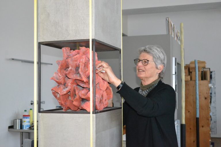 Die Vernissage der Ausstellung „Zwischen dir und mir“ von Heidi Comploj findet am 29. April statt, die Ausstellung ist sodann bis zum 24. Mai zu sehen.BI