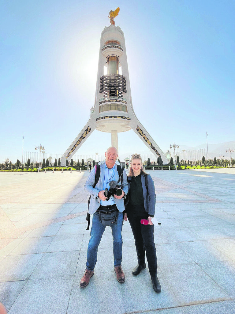 Diese Aufnahme zeigt Beller bei einer Dienstreise in Turkmenistan mit Kameramann Daniel Bogataj.
