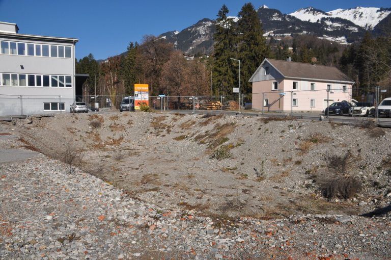 Diese Baugrube soll bald Geschichte sein. Nachdem der Hirschen 2020 abgebrannt ist, soll dort ein Gewerbehaus mit Kleinwohnungen entstehen.