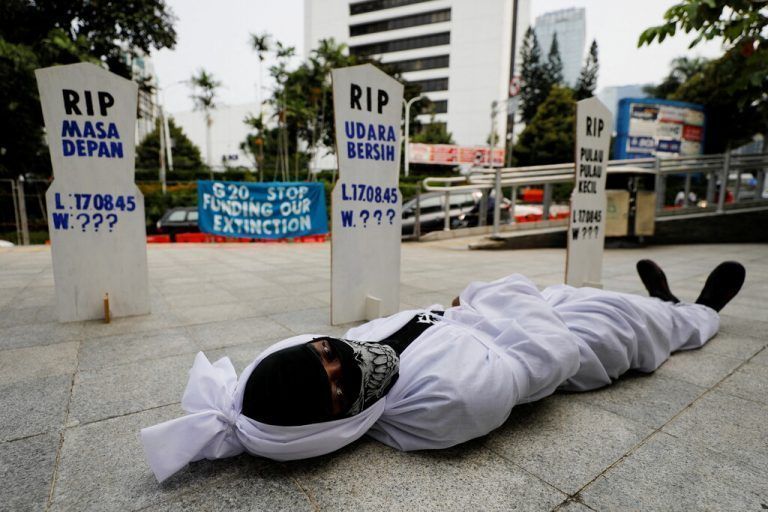 Diese Protestaktion in Jakarta fordert mehr Einsatz im Kampf gegen den Klimawandel und richtet sich gegen soziale Ungerechtigkeit. Reutersers