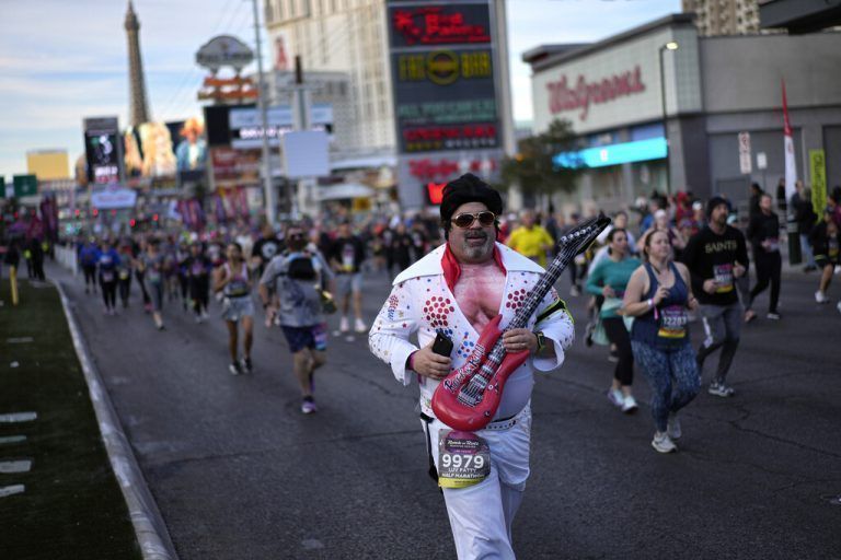 Dieser Elvis Presley ließ es sich nicht nehmen, am Rock‘n‘Roll Las Vegas Halbmarathon teilzunehmen. AP/Locher
