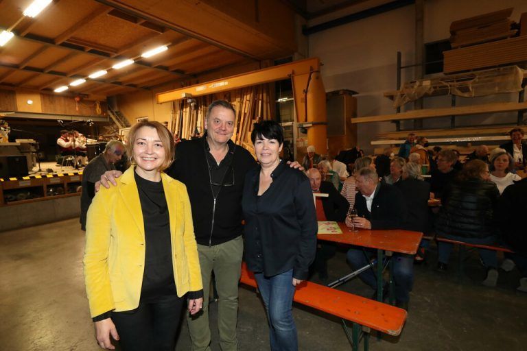 Edith Lampert-Deuring mit Gastgebern Peter und Heidi Mayer.