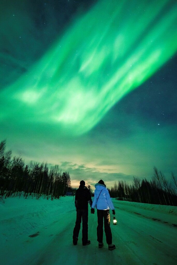 Ein beeindruckender Blick auf die Nordlichter, auch Aurora Borealis genannt, bietet sich diesen Menschen in Overkalix, Schweden. RTS