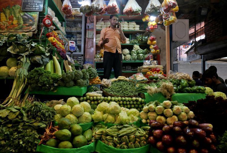 Ein Gemüsehändler verkauft seine Waren auf einem Markt in der indischen Metropole Kolkata. Reuters
