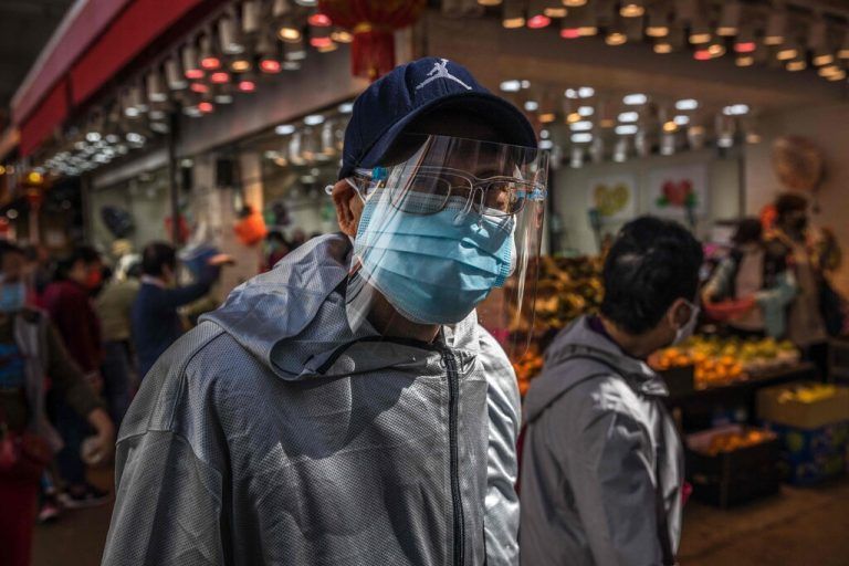 Ein Mann kauft noch auf einem Markt in Hongkong ein. Wegen explodierender Coronazahlen erwägt die Regierung einen Lockdown. AFP