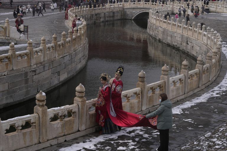 Ein Paar in historischen Kostümen bereitet sich auf Fotos in der Verbotenen Stadt in Peking vor. AP/Ng Han Guan