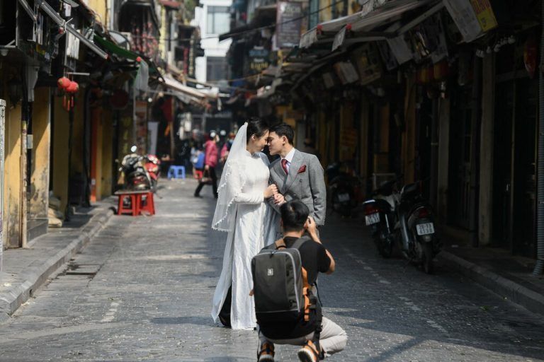 Ein Paar lässt seine Hochzeitsfotos auf einer Straße in Hanoi (Vietnam) machen. AFP