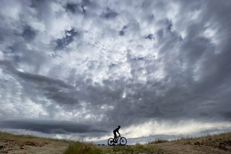 Ein Sturm bahnt sich an, während ein Fahrradfahrer im kalifornischen Hidden Lakes Park die Landschaft genießt. AP