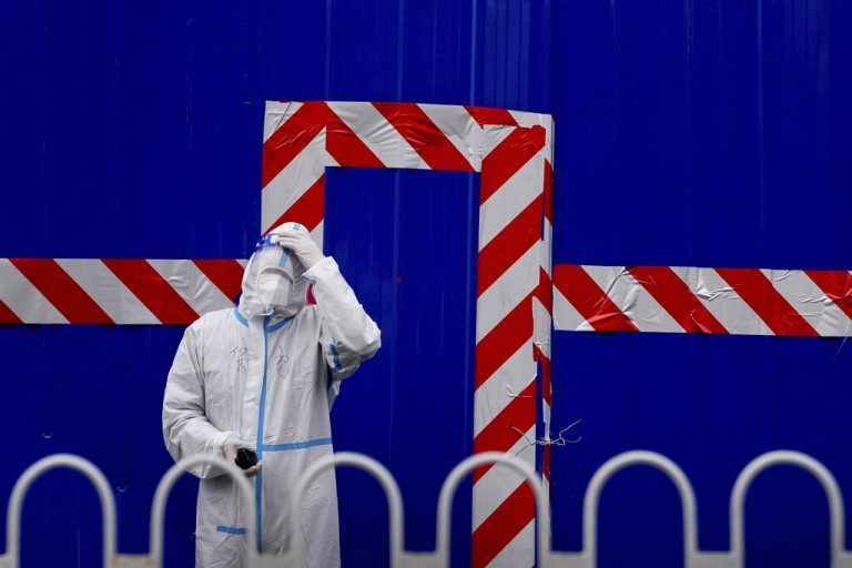 Ein Wachmann steht vor der Absperrung eines Viertels in Peking, das sich wegen neuer Corona-Fälle im Lockdown befindet. AP
