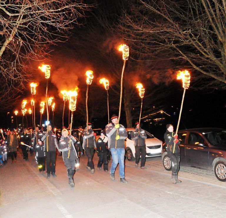 Eindrucksvoller Fackelumzug der Funker mit Schulkindern und dem MV Gaißau.