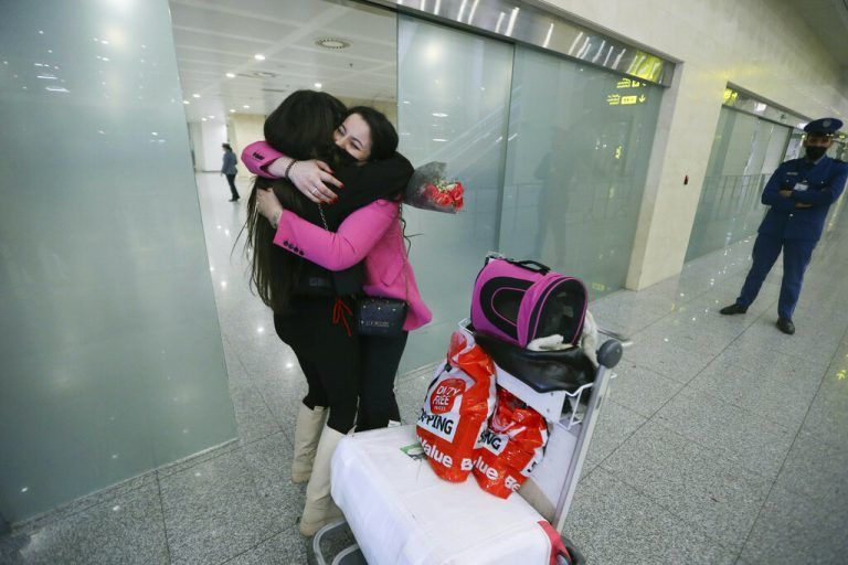 Eine Algerierin, die in der kriegsgeschüttelten Ukraine studiert, wird am Flughafen in Algier erleichtert empfangen. AP