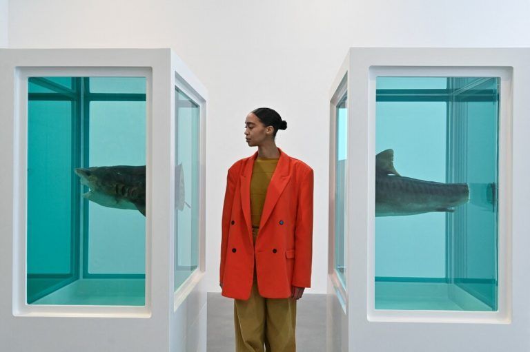 Eine Besucherin betrachtet eine Formaldehyd-Skulptur des britischen Künstlers Damien Hirst in der Gagosian Gallerie in London. AFP