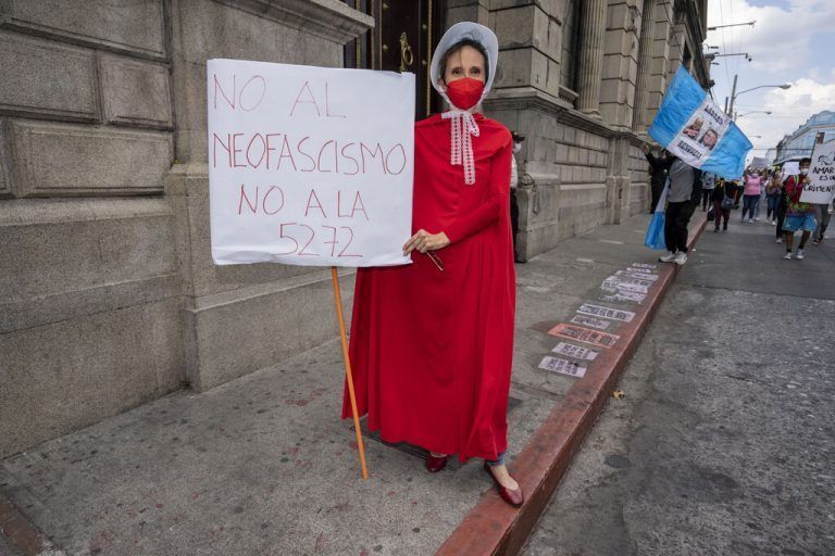 Eine Frau protestiert in Guatemala-Stadt gegen ein Gesetz, das Haftstrafen für Abtreibungen erhöht und die Ehe für alle verbietet. AP