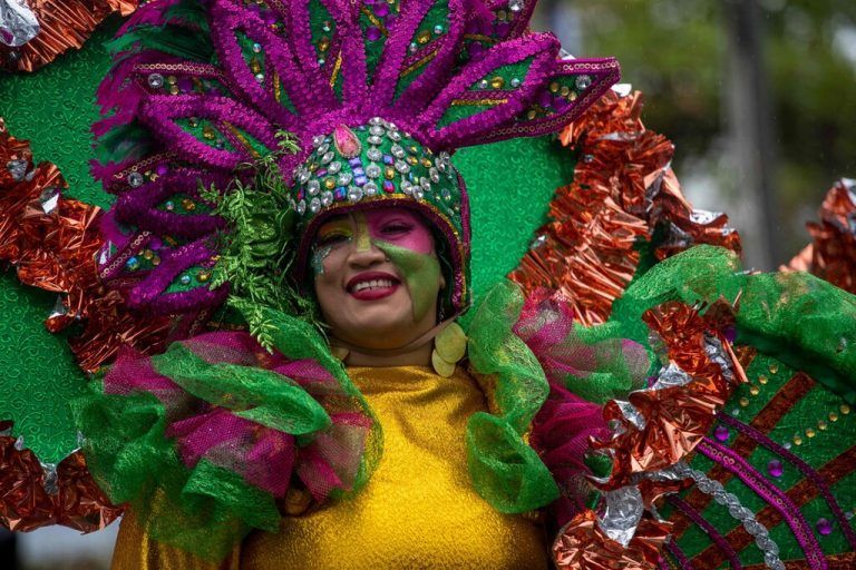 Eine Maskierte nimmt an einer Karnevalsparade in Santo Domingo, der Hauptstadt der Dominikanischen Republik, teil. AFP