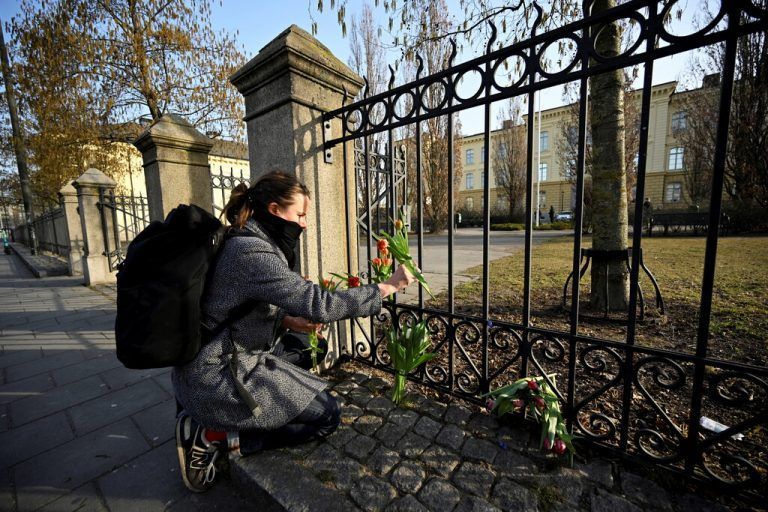 Eine Schülerin legt Blumen vor dem Gymnasium nieder. Schweden steht nach der Bluttat unter Schock.  reuters