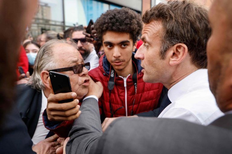 Endspurt im Präsidentschaftswahlkampf in Frankreich: Amtsinhaber Emmanuel Macron geht bei einem Auftritt in Dijon mit Bürgern auf Tuchfühlung. AFP