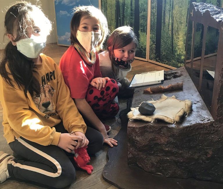 Erfindungen aus alter Zeit konnten die Kinder der VS Leopold testen.<span class="copyright">cth (3)</span>