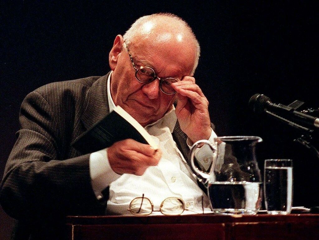 Das Ensemble für unpopuläre Freizeitgestaltung (Unpop) wagt sich an Ernst Jandls „Der Raum“.