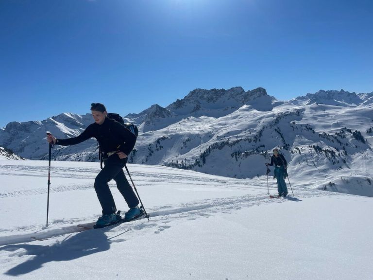 Es läuft bestens für die international aufgestellte Skischule Warth. So gut, dass auch Skischulleiter Mathias Fritz eine Tourengruppe zur Widdersteinhütte führen darf.