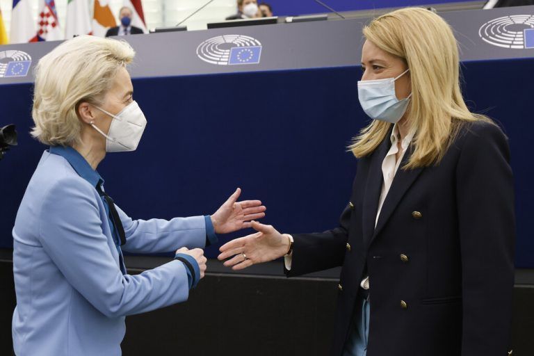 EU-Kommissionschefin von der Leyen (l.) und Europaparlamenspräsidentin Metsola. AP