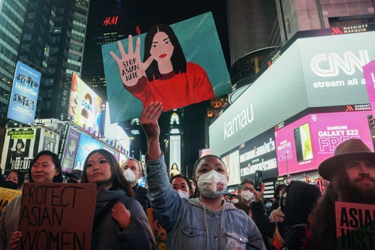 Fast ein Jahr nach einer Massenschießerei in der Gegend von Atlanta kommen Menschen zu einer Gedenkfeier in New York zusammen. AP